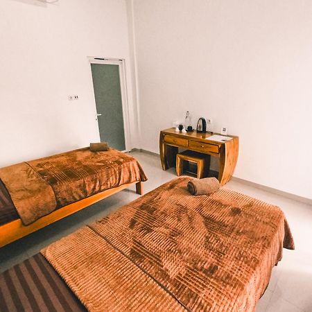 Zavana Rooms & Restaurant Tanjungkarang Luaran gambar