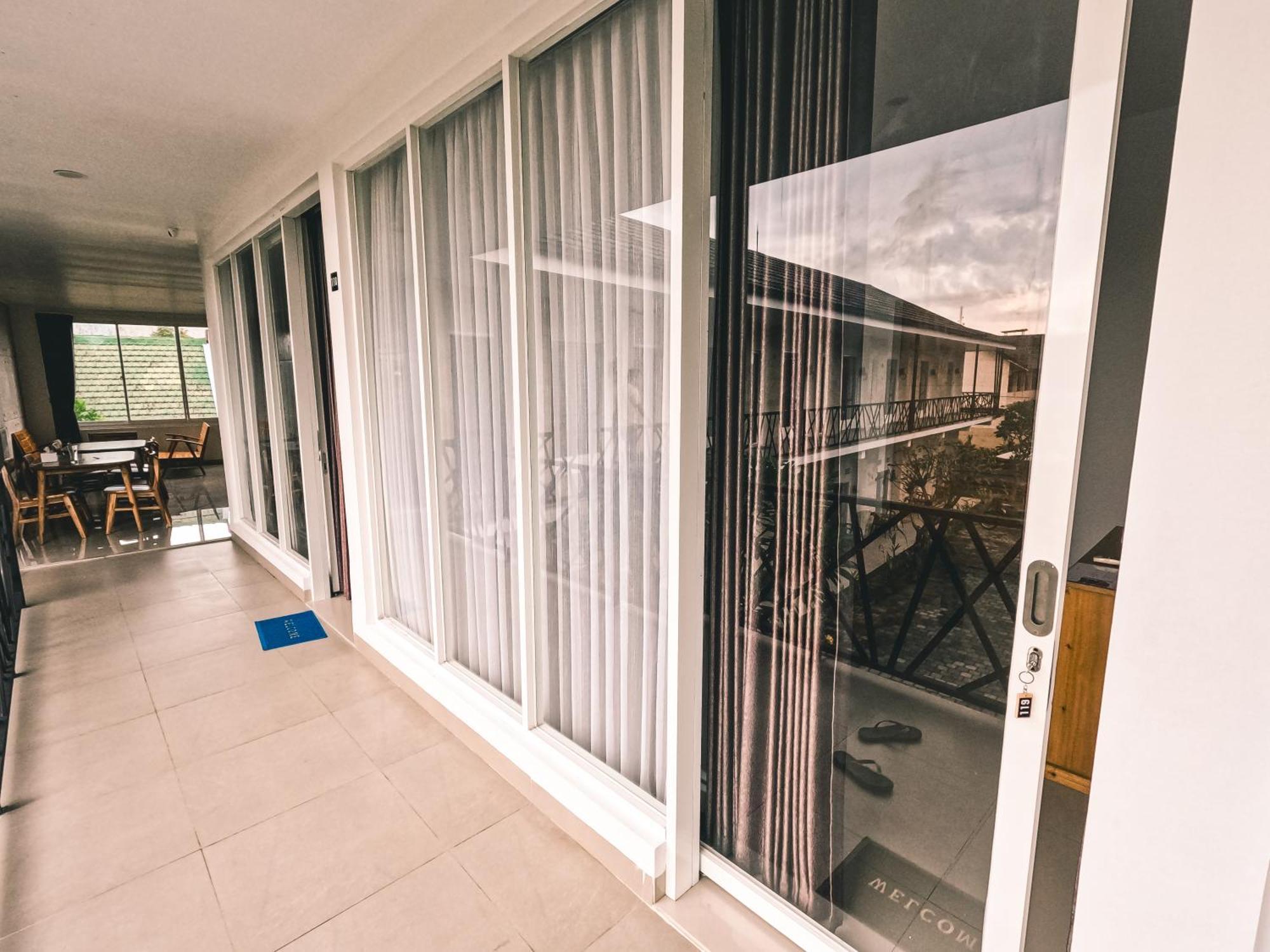 Zavana Rooms & Restaurant Tanjungkarang Luaran gambar