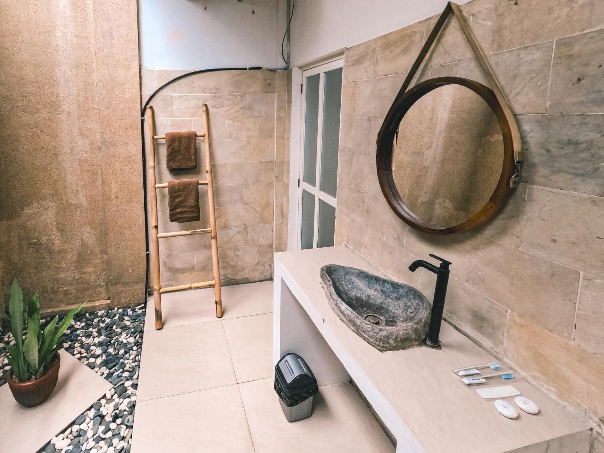 Zavana Rooms & Restaurant Tanjungkarang Luaran gambar