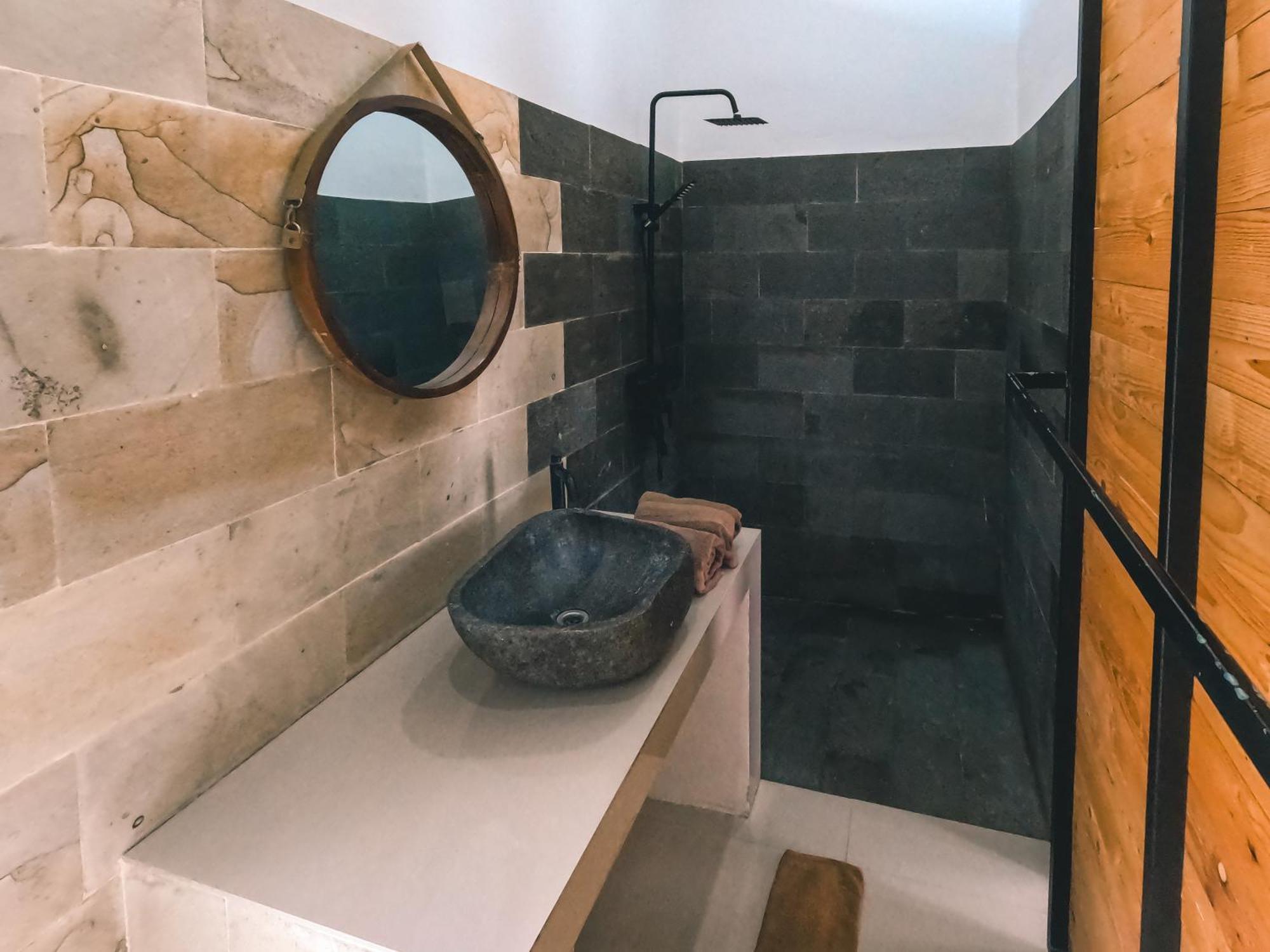 Zavana Rooms & Restaurant Tanjungkarang Luaran gambar