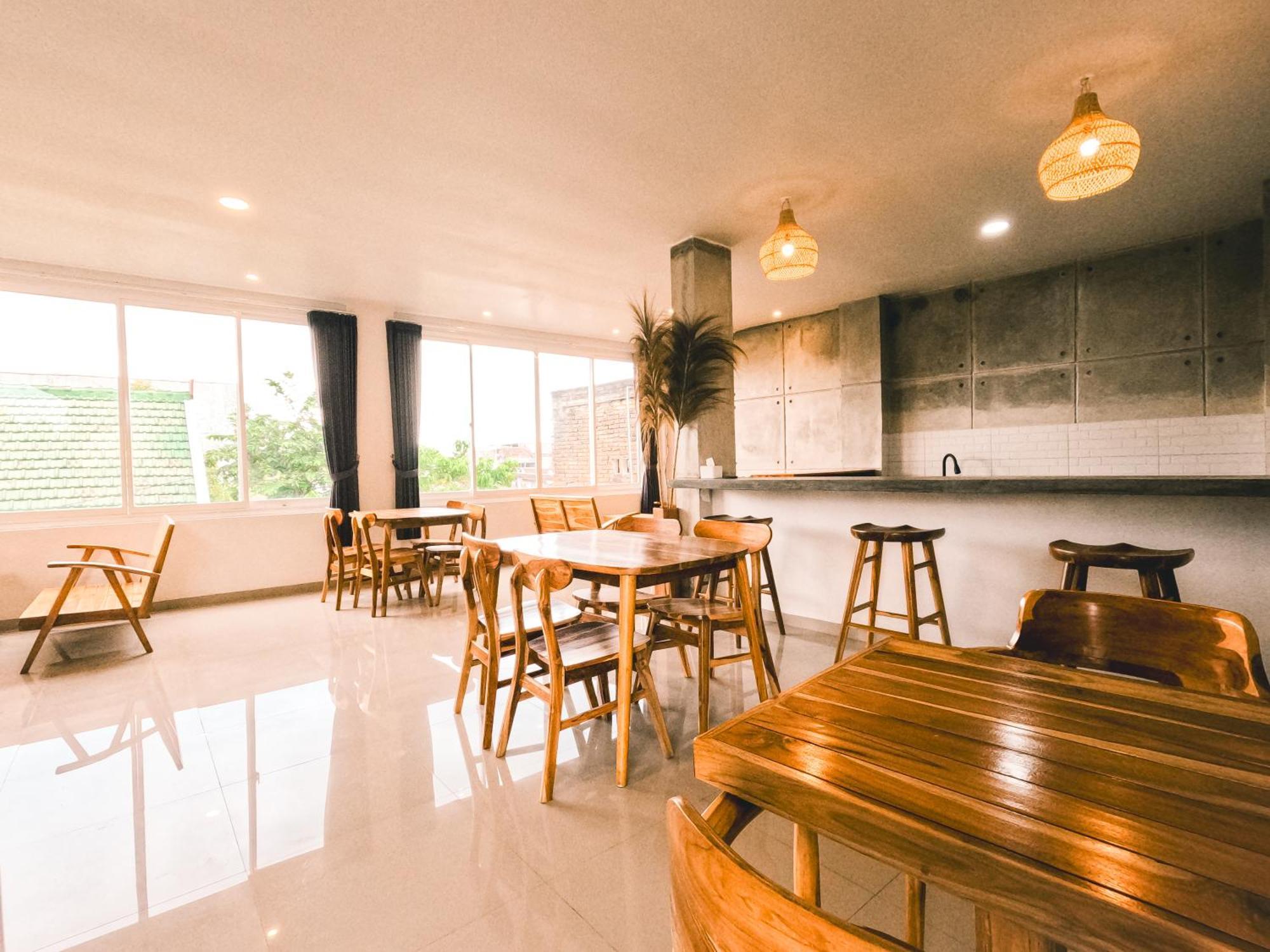 Zavana Rooms & Restaurant Tanjungkarang Luaran gambar