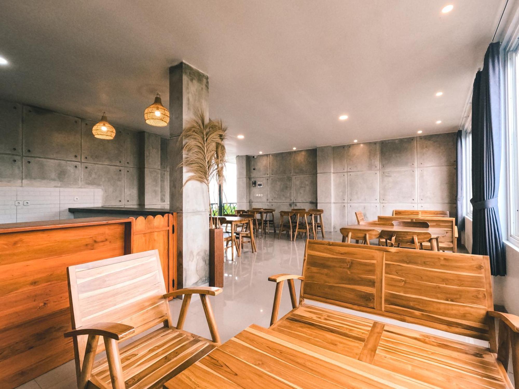 Zavana Rooms & Restaurant Tanjungkarang Luaran gambar