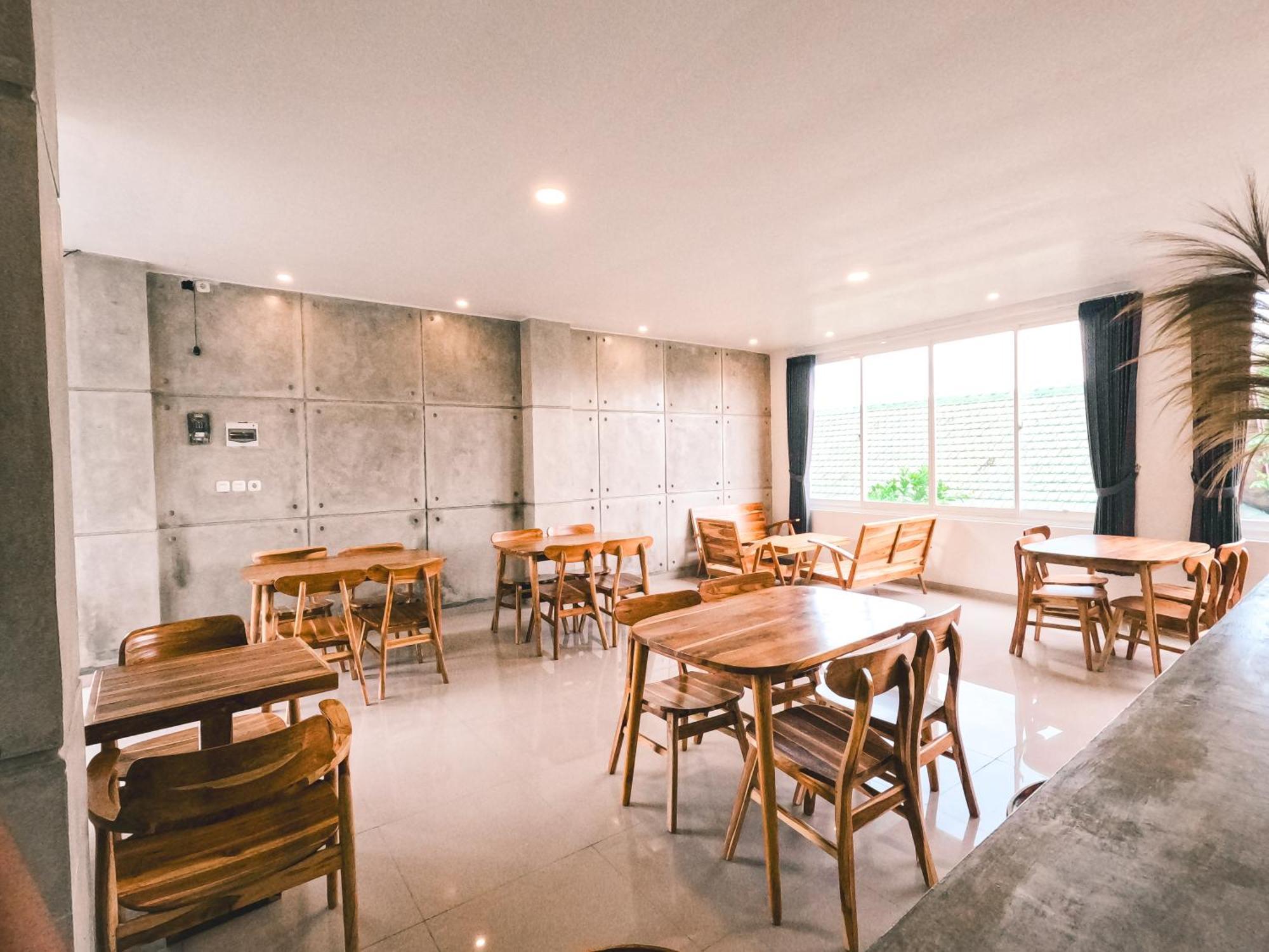 Zavana Rooms & Restaurant Tanjungkarang Luaran gambar